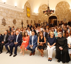 Su Majestad la Reina en los instantes previos al comienzo del seminario 